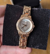 Montre Femme Guess HARPER W0730L3 Acier Style Or rose - Motif Coeur avec Strass 