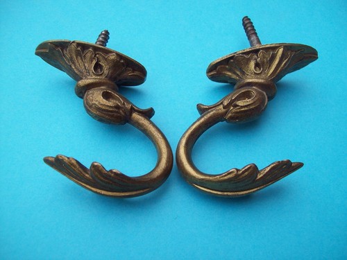 Une paire ancienne - ancienne, embrasse