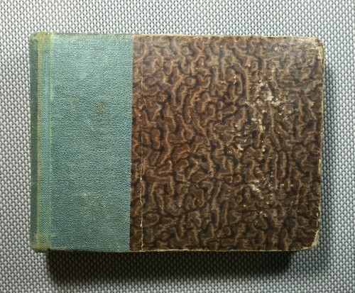 Ancien petit livre porte - , photo