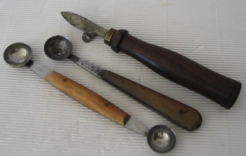 Lot trois anciens ustensiles - :,