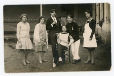 CARTE-PHOTO 1929, garçonnes travesti travestissement travestite théâtre ?