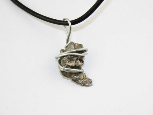 Collier pendentif météorite