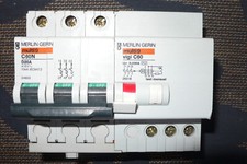 DISJONCTEUR DIFFERENTIEL TRIPHASE 20A 30mA COURBE D MERLIN GERIN 20AMPERE PC10KA