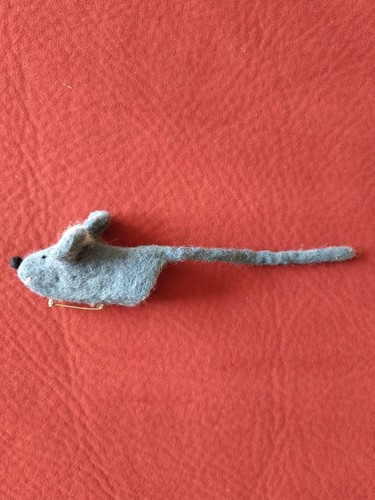 Broche souris grise