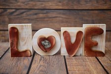 Lévrier irlandais - inscription en bois 'LOVE' avec un chien Art Dog FR