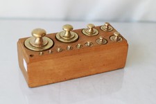 Série de 12 poids en laiton en boîte bois