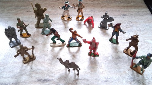 Lot personnages jouets - lot,