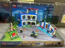 Display Légo City 60372 avec jeu de lumière led intégré