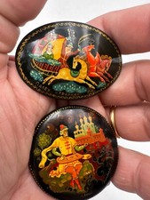 Suite de 2 broches en bois