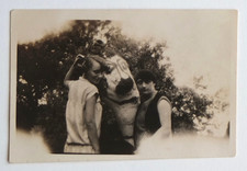 Deux filles sculpture étrange bonhomme carnaval creepy - Photo ancienne snapshot