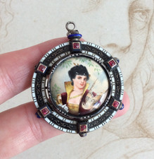 Broche Ancienne Argent Emaillé Jeune Femme tenant un Faucon XIXème