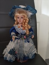 Poupée de collection 32 cm avec socle