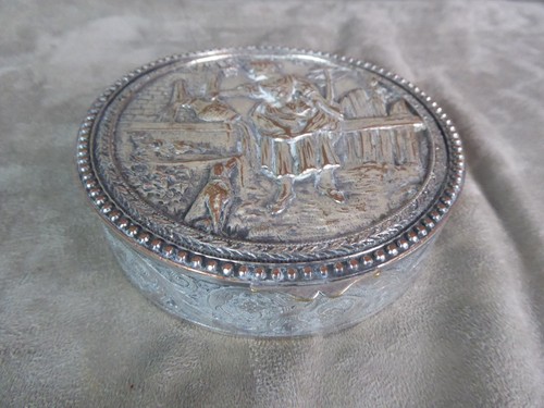 Jolie boîte ancienne - jolie, en