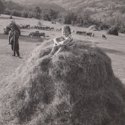Photo ancienne fille sur botte