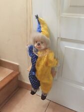 marionnette clown à fil sur sa balançoire couleur jaune et bleu tête porcelaine