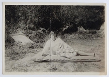 Femme allongée coté matelas gonflable herbe - Photo vintage snapshot