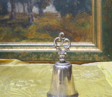 ancienne petite cloche de table en metal argenté style lxv