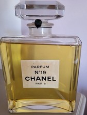 bouteille CHANEL n°19 grand format factice en cristal ,bon état général 