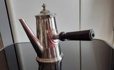Chocolatière en métal argenté et poignée en bois