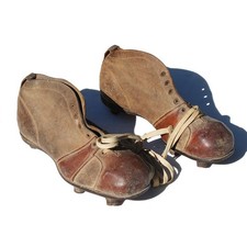 Ancienne paire de chaussures de football en cuir / Années 1930