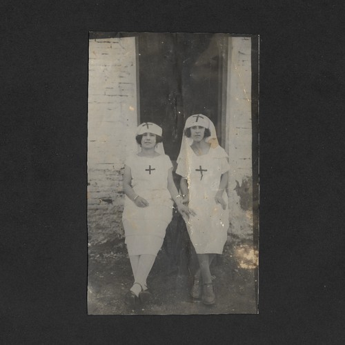 Deux infirmière tiennent - , main