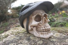 SK237 B  TETE MORT  FIGURINE