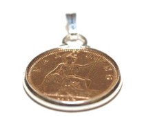 Anniversaire Farthing Pendentif Plaqué Argent Prêt À Deltaplane 1913 - 1936