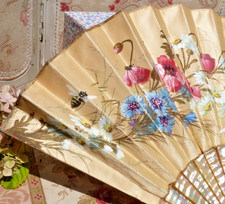 ANCIEN ÉVENTAIL en NACRE  et soie peinte d'une scène de naturaliste fin XIXe