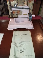 Ancien jouet petite machine à coudre JOSSELYNE  comme neuf voir les photos