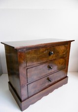 TRÈS BELLE COMMODE DE POUPÉE ANCIENNE PLACAGE ACAJOU - 3 TIROIRS - Ht 34,5 cm