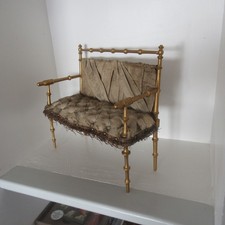 ancien canapé capitonné et