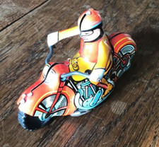 Ancienne moto à friction en tôle lithographiée  - Longueur : 9 cm.