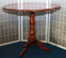 Petit guéridon tripode à plateau basculant de forme violon en merisier