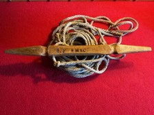 Art populaire de Montagne Alpes - Ancienne aiguille à foin en bois avec sa corde