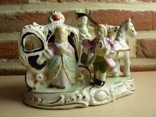ANCIEN CAROSSE CALECHE EN PORCELAINE AVEC TROIS SUJETS ET CHEVAUX