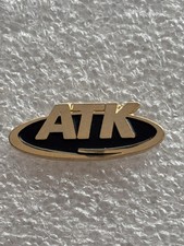 Pin’s ATK atk dorée noire