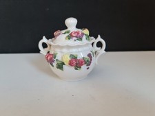 Ancien petit pot à sucre en porcelaine à décor de fruits et de fleurs - XXe