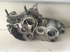 UN CARTER MOTEUR COTE GAUCHE