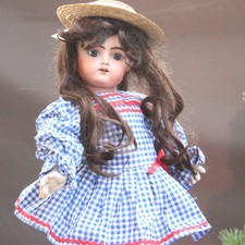 Robe de poupée avec chapeau