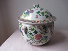 Ancien pot couvert en porcelaine Chine. Décor de têtes d'éléphants. H: 23 cm TBE