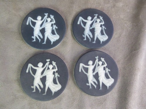 Quatre plaques biscuit de - quatre, en