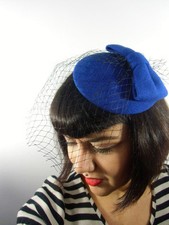 Mini chapeau bibi plat rétro vintage bleu saphir noeud voilette résille pinup