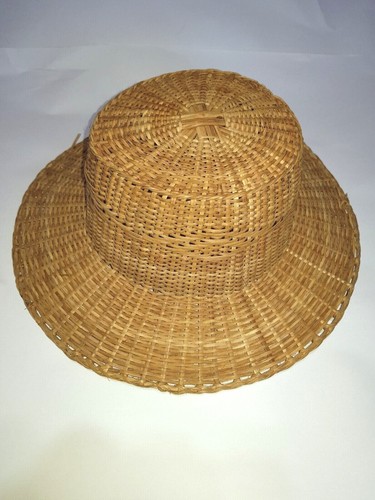 Chapeau rotin fait - en, main
