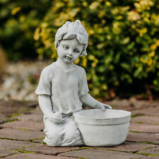 Fille avec jardinière