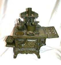 Petite cuisinière ancienne  en fonte pour poupée Crescent avec ses accessoires