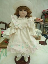 POUPEE EN PORCELAINE MUNDIA LES ROMANTIQUES DE 45 CM