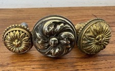 3 anciens Boutons de Meuble en Laiton Massif ,Porte,Tiroir,style Louis XVI
