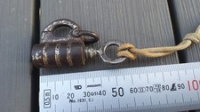 Ancien rare curieux petit cadenas en acier avec sa clé à identifier.