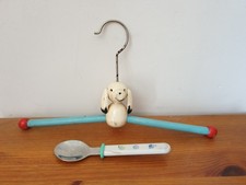 Ensemble pour bébé cintre en bois vintage et cuillère en plastique et métal