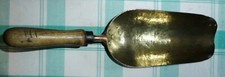 ANCIENNE TRUELLE DE MACON EN LAITON, CUIVRE ET BOIS